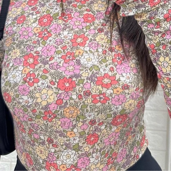 H&M Turtle Neck Bodysuit w/ thumb hole | Floral - Picture 2 of 9